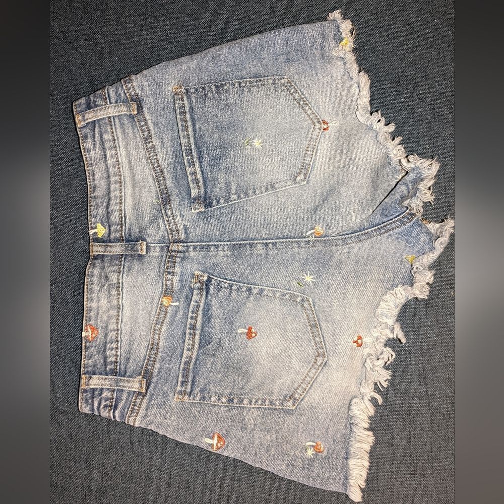 Tinsel Town light blue jean cut off shorts, size 3 - Picture 5 of 5